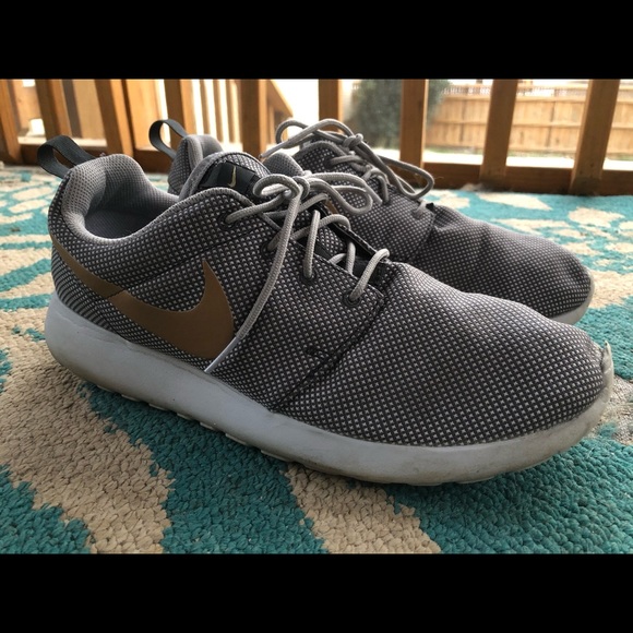 Nike Other - Men’s Size 11, Nike Roshes with Gold Swoosh Nike Other - Men’s Size 11, Nike Roshes with Gold Swoosh